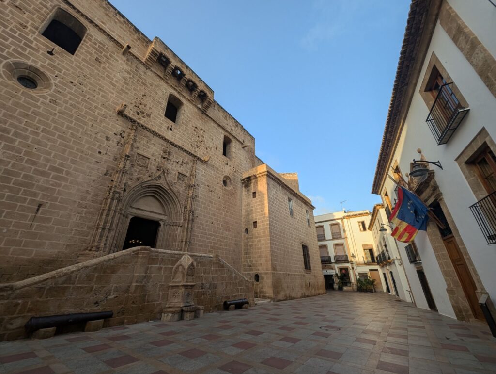 "Iglesia de San Bartolomé de Xàbia" is located in the historic center of Javea in the Plaza de la Iglesia.