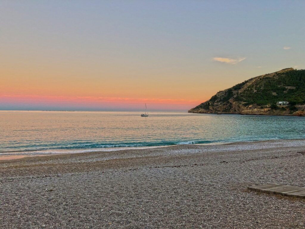A photo showing the Albir beach with a red sunset.