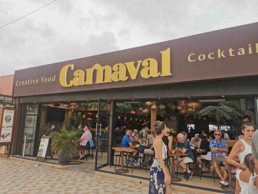 exterior of the restaurant Carnaval Javea located on the beach